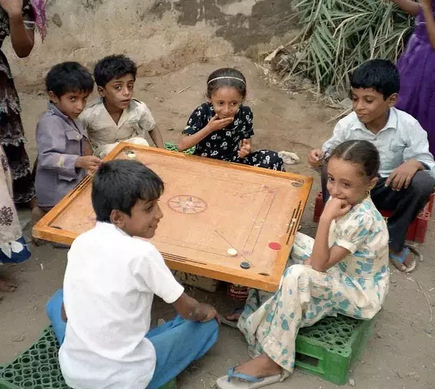 playing carrom